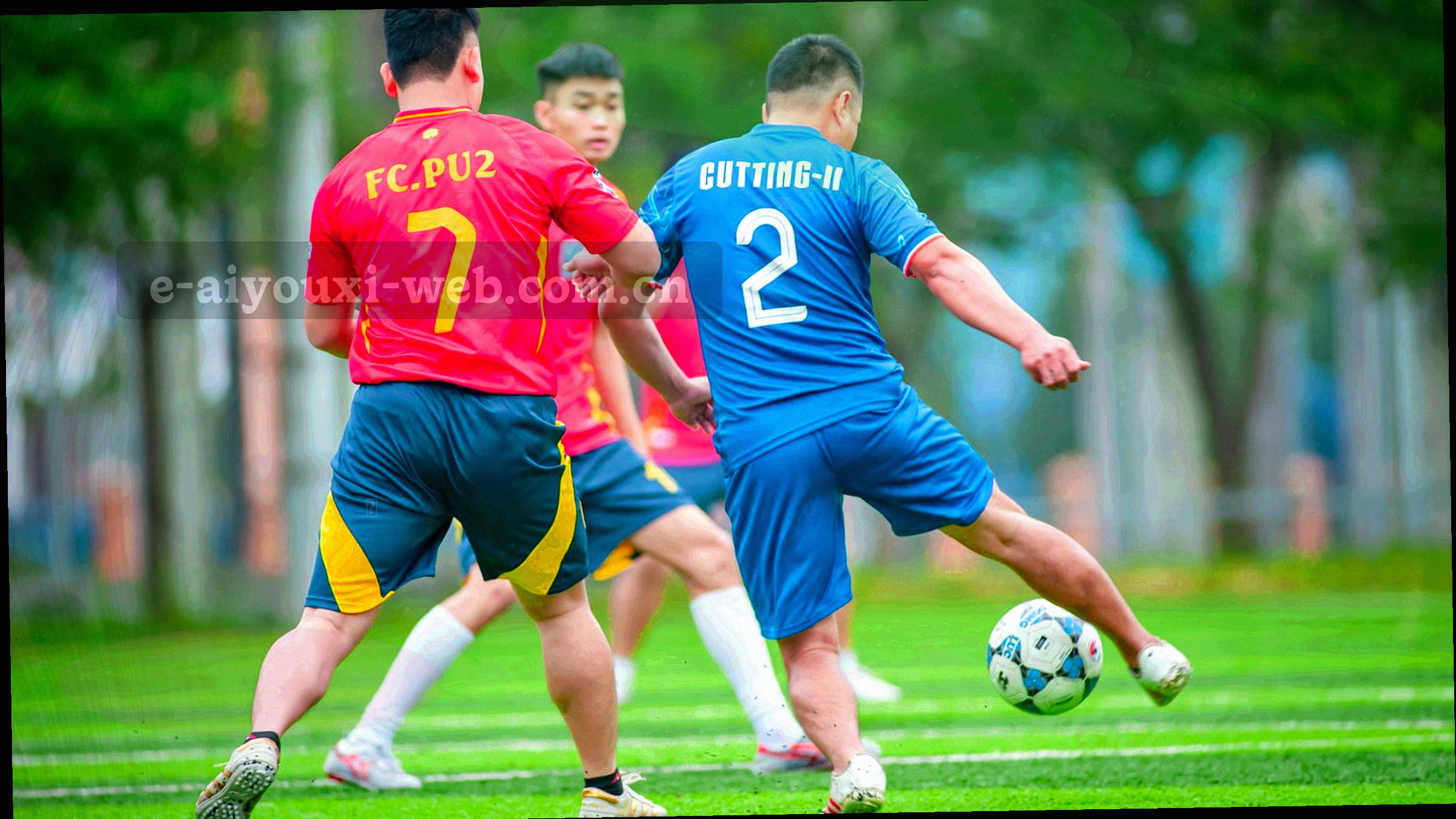 夜间球场灯光下的草坪几何线条与高原星空叠合的低照度画面